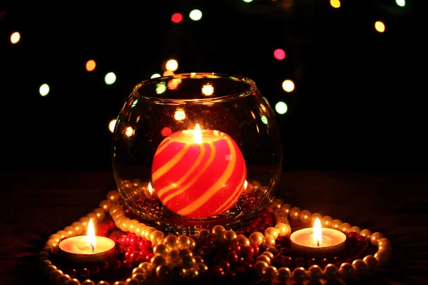 Удивительная композиция со свечой в стекле на деревянном столе на яркой нарде — стоковое фото