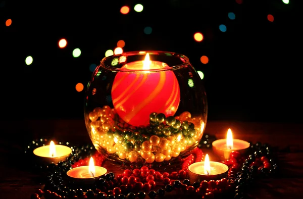 Splendida composizione con candela in vetro su tavolo in legno su schienale luminoso — Foto Stock