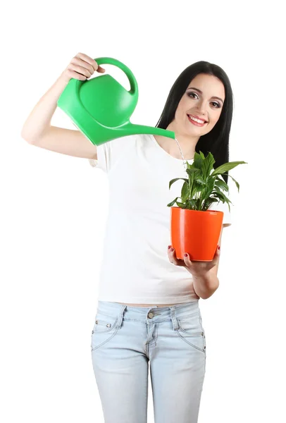 Bela jovem segurando planta em casa e regando pode isolado no branco — Fotografia de Stock