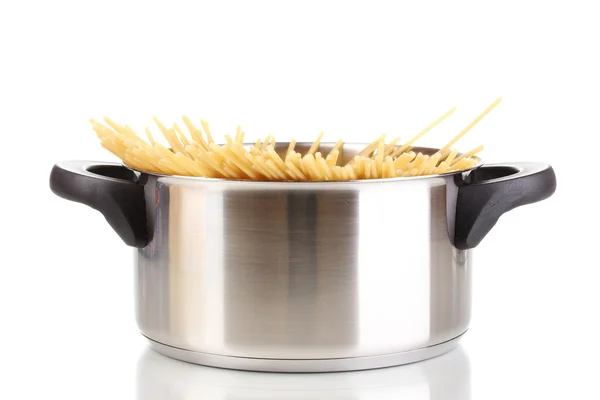 Spaghetti w puli na białym tle — Zdjęcie stockowe