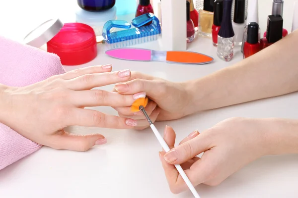 Processo di manicure nel bellissimo salone — Foto Stock