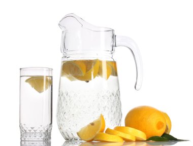 sürahi ve bardak limonata ve üzerinde beyaz izole limon