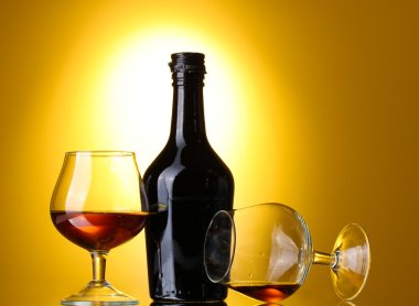 brandy ve Sarı zemin üzerine şişe bardak