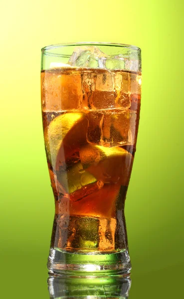 Ledový čaj s citronem a vápno na zeleném pozadí — Stock fotografie