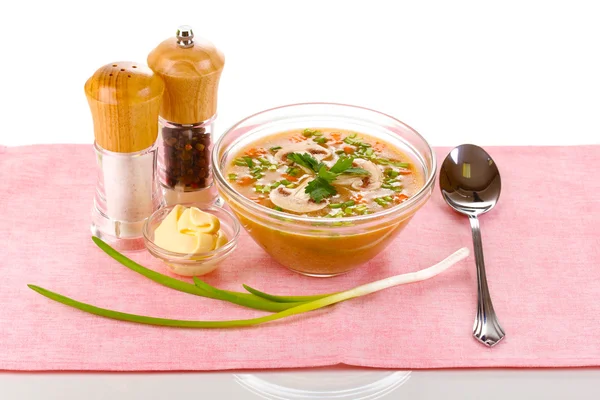Νόστιμα σούπα σε ροζ τραπεζομάντιλο που απομονώνονται σε λευκό — Φωτογραφία Αρχείου
