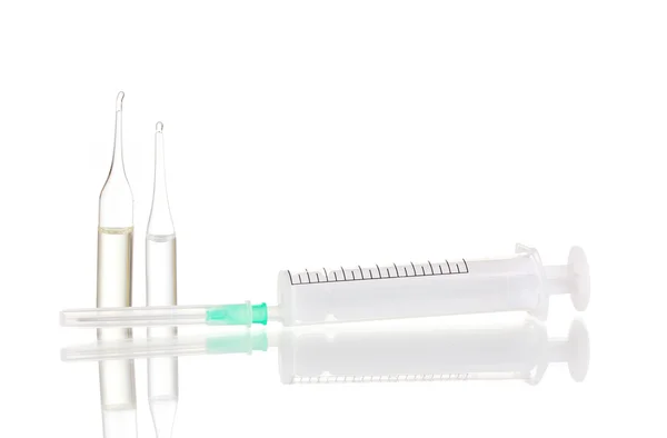 Spritze und medizinische Ampullen isoliert auf weiß — Stockfoto