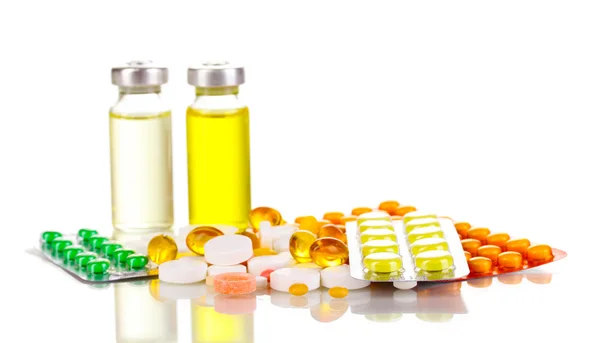 Tabletten und Ampullen isoliert auf weiß — Stockfoto