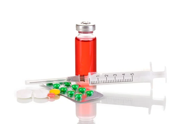 Tıbbi ampül ve tabletler üzerinde beyaz izole şırınga — Stok fotoğraf