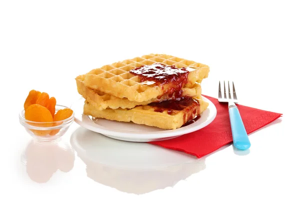 Waffles saborosos com geléia na placa isolada em branco — Fotografia de Stock