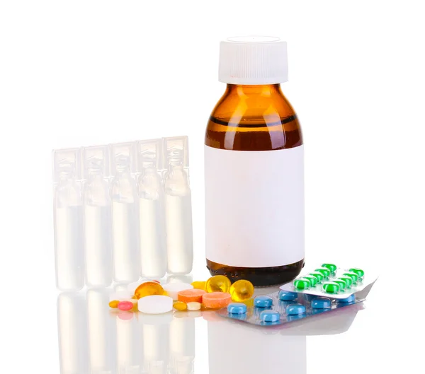 Медичні пляшки з таблетками та ампулами ізольовані на білому — стокове фото