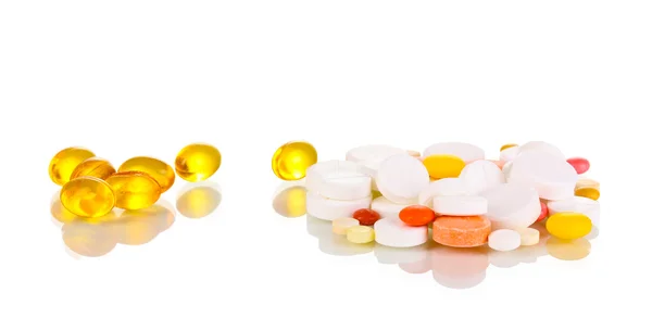 Comprimidos isolados em branco — Fotografia de Stock