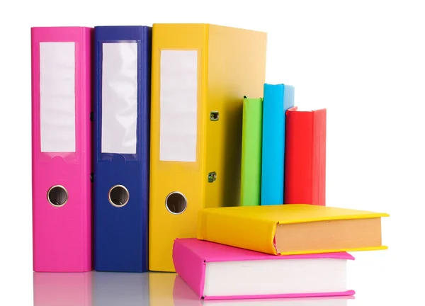 Parlak office klasörler ve üzerinde beyaz izole kitap — Stok fotoğraf