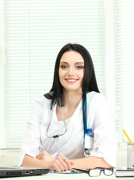 Piękna dziewczyna lekarz w biurze — Zdjęcie stockowe