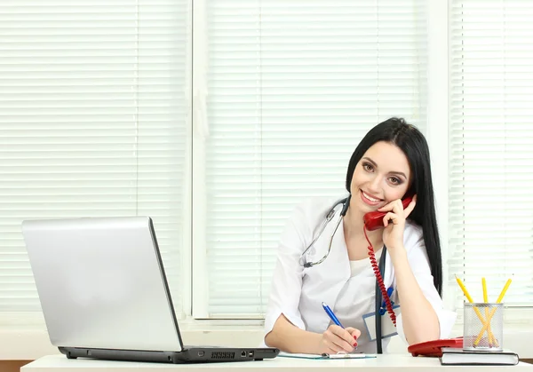 Läkare kvinna på kontoret — Stockfoto
