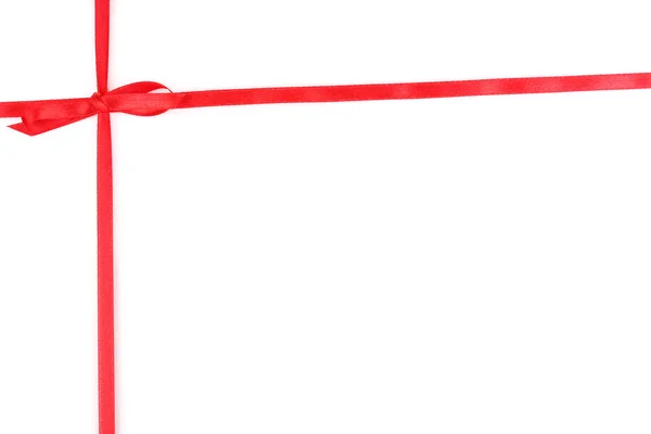 Arco de cetim vermelho e fita isolada em branco — Fotografia de Stock