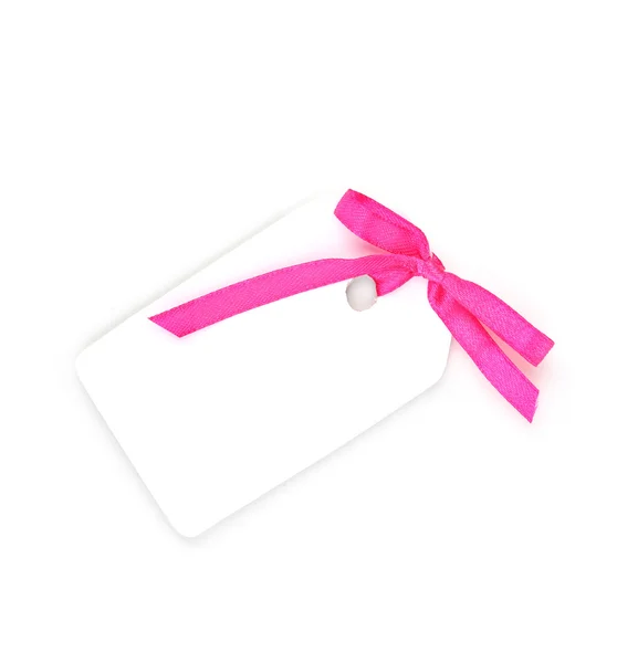 空白ギフト白で隔離されるピンクのサテンの弓とタグ — ストック写真