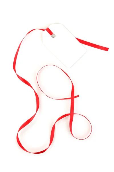 空白ギフト白で隔離される赤いサテン リボン付きタグ — ストック写真