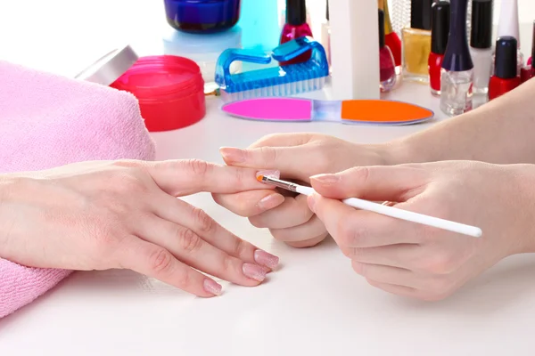 Manicure proces in mooie salon — Stockfoto