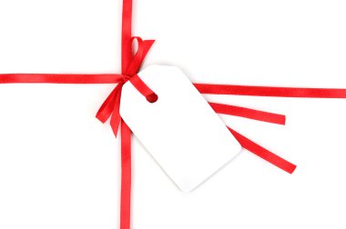 boş hediye etiketi ile üzerine beyaz izole kırmızı saten şerit yay