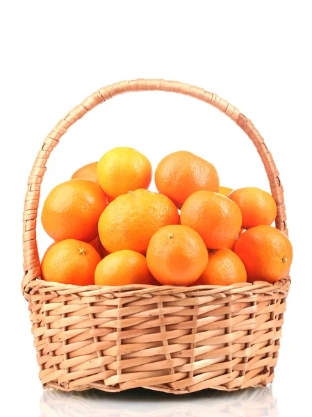 Mandarinas en una hermosa cesta aislada en blanco — Foto de Stock