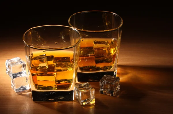 Két pohár whisky és a jég fa tábla — Stock Fotó