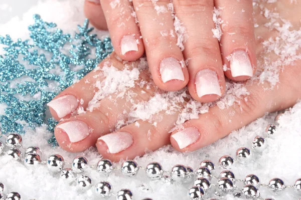 Hände mit Schnee, Schneeflocken und Perlen Nahaufnahme — Stockfoto