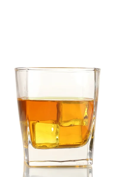Стакан виски и лед, изолированный на белом — стоковое фото