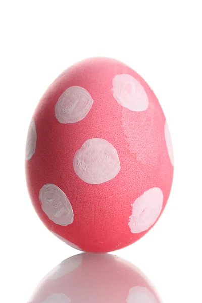 Розовое пасхальное яйцо с белой точкой изолированы на белом — стоковое фото