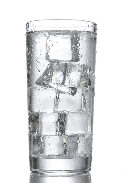 Szklankę wody z lodem na białym tle — Zdjęcie stockowe