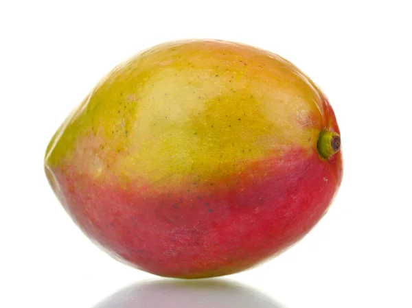 Спелый сладкий манго изолированы на белом — стоковое фото