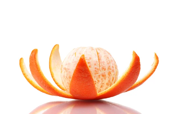 Mandarina madura sabrosa con cáscara aislada en blanco — Foto de Stock