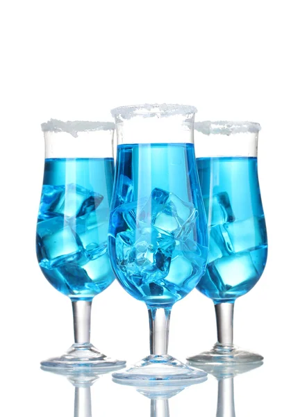 Cóctel azul en vasos con hielo y azúcar aislados sobre blanco — Foto de Stock