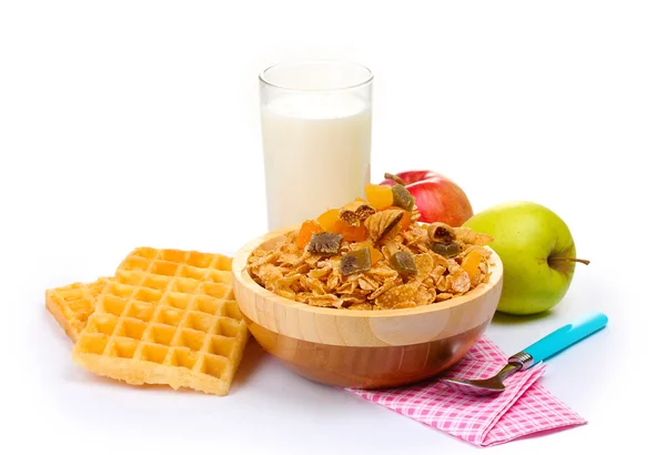 可口脆玉米片在木碗、 苹果和一杯牛奶被隔绝在白色 — 图库照片