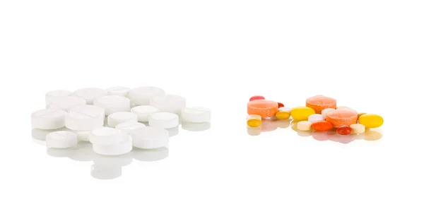 Tabletter isolert på hvite – stockfoto