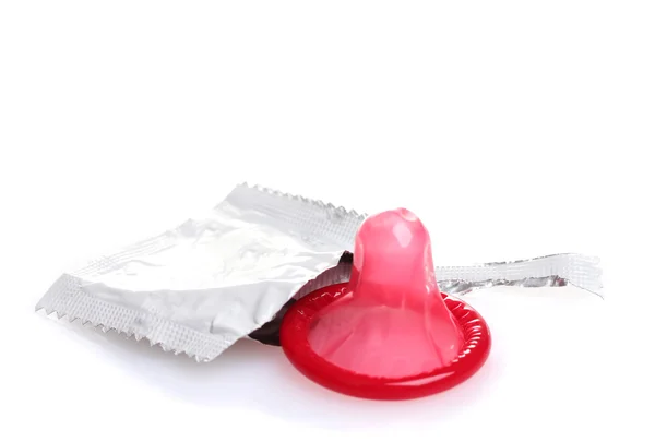 Preservativo vermelho com embalagem aberta isolada sobre branco — Fotografia de Stock