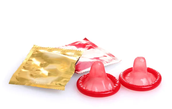 Preservativos vermelhos com embalagens abertas isoladas em branco — Fotografia de Stock