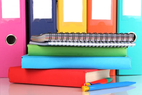 Helle Büromappen und Bücher mit Papeterie in Großaufnahme isoliert auf weiß — Stockfoto