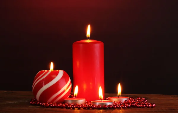 Wunderbare Kerzen auf Holztisch auf dunklem Hintergrund — Stockfoto