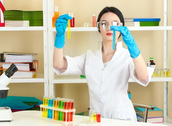 Молодая женщина-ученый ищет в лаборатории химии — стоковое фото