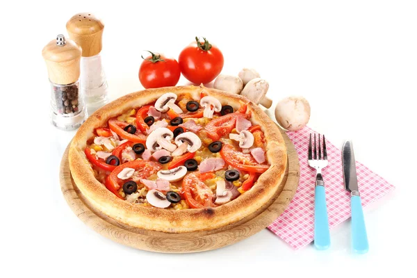 Pizza aromática com legumes e cogumelos isolados em branco — Fotografia de Stock