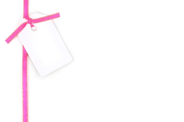 Etiqueta regalo en blanco con cinta de satén rosa aislada en blanco — Foto de Stock