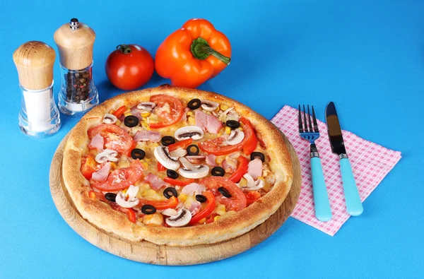 Pizza aromática com legumes no fundo azul — Fotografia de Stock