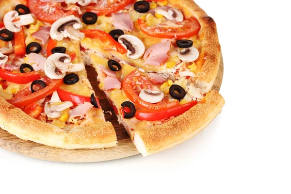 Beyaz izole dilimlenmiş pizza yakın çekim — Stok fotoğraf