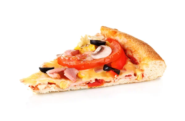 Beyaz izole dilimlenmiş pizza yakın çekim — Stockfoto