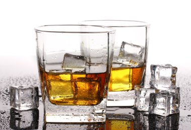 iki bardak scotch viski ve buz üzerinde beyaz izole tablo