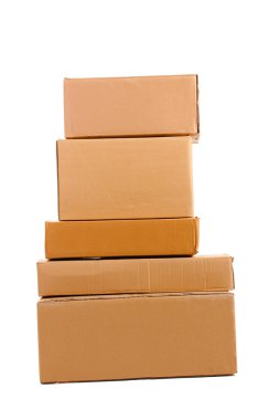Kahverengi karton kutular beyaz üzerinde izole