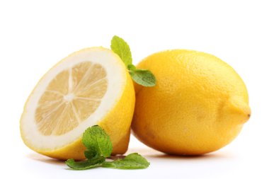 taze limon ile üzerine beyaz izole nane