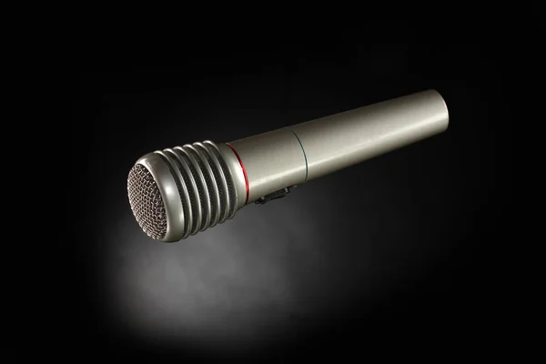 Skinnende grå jern mikrofon på sort baggrund - Stock-foto