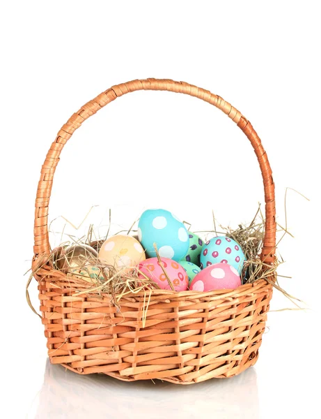 Sepette Beyaz izole renkli Paskalya yumurtaları — Stok fotoğraf