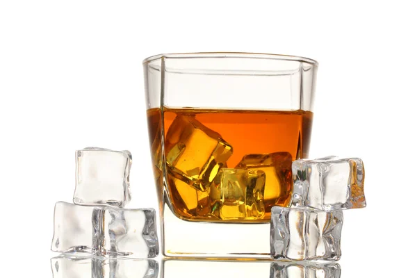 Glas van scotch whisky en ijs geïsoleerd op wit — Stockfoto